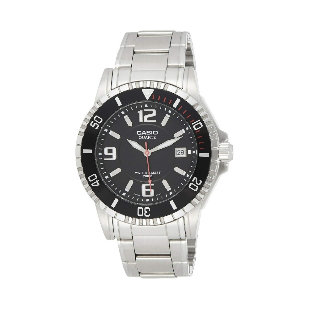 Muški sat brenda Casio namenjen za aktivne ljude sportskog duha. Karakteriše ga korona crne boje i čelična narukvica. Na crnom brojčaniku smešteni su indeksi sa iluminacijom koji pružaju odlučnu preglednost.