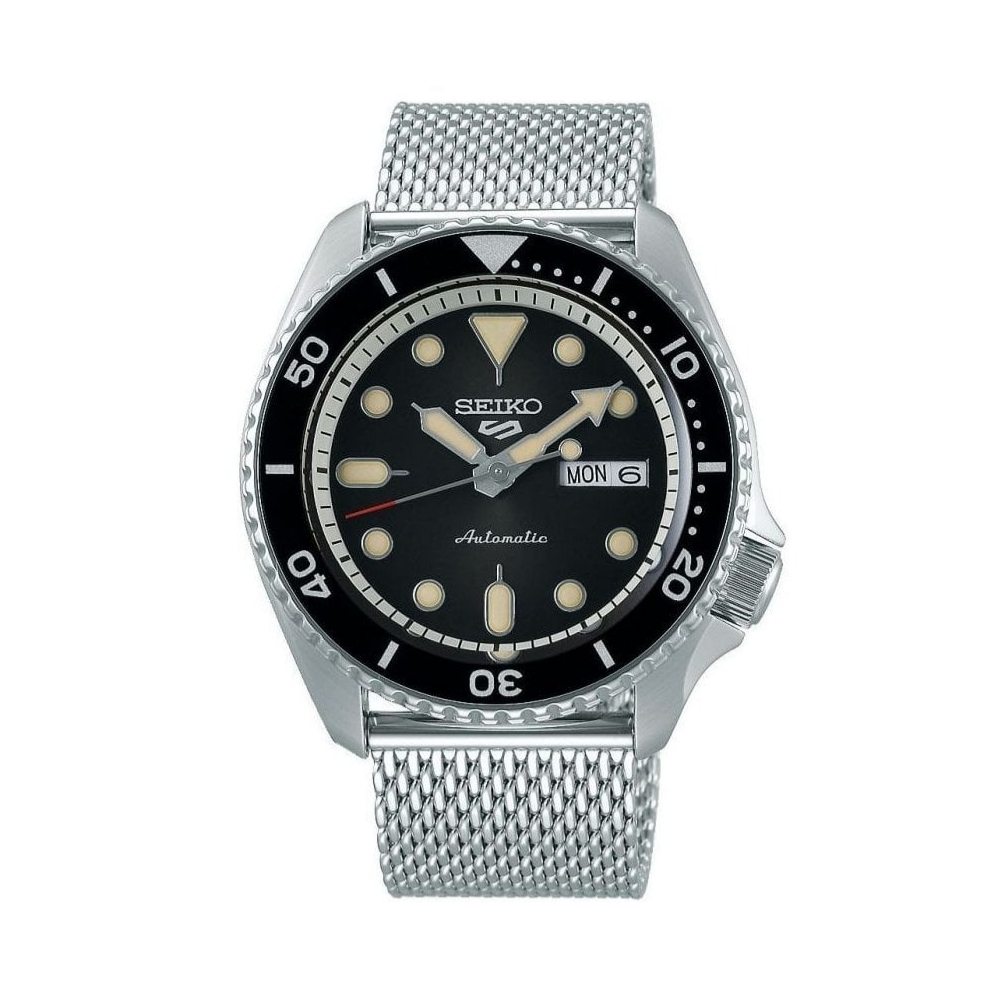 Elegantni model iz kolekcije 5 Sports ima crni brojčanik i čeličnu pancir narukvicu u srebrnoj boji. Brojčanik je prepoznatljiv za ovu seriju po jakim markerima i indeksima. Lineta u istoj boji je unidirekciona rotirajuća.Kalibar mehanizma 4R36 koji kuca u kućištu sata ima snagu rezerve do 41h. Lako se kombinuje uz svakodnevni stil.